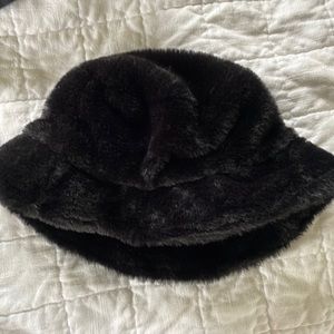 Black fluffy bucket hat